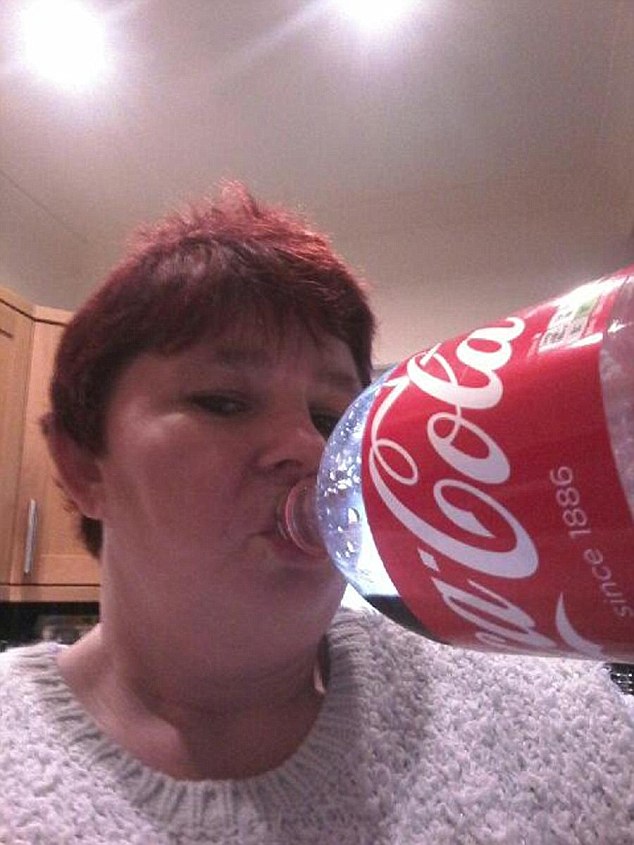 Як жінка, яка потребує переливання крові, випиває по 6 літрів Coca Cola щодня - фото 1