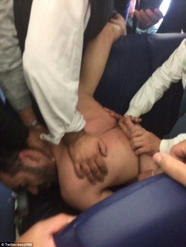 Нетверезий чоловік, який помочився на пасажира, спричинив бійку в літаку  - фото 1