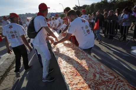 В італійському Неаполі приготували найдовшу піцу в світі - фото 5