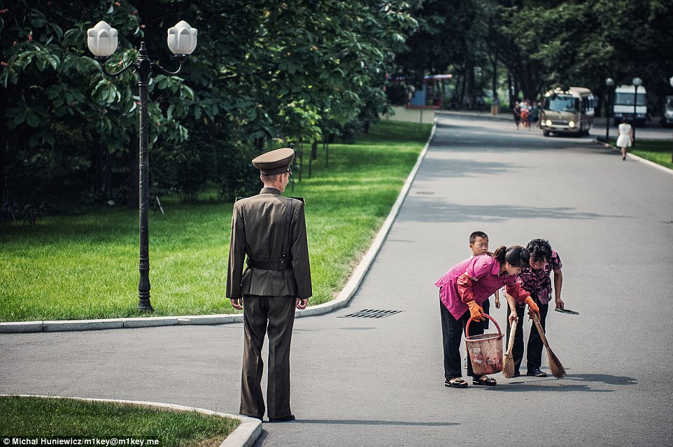Правда Північної Кореї: неосвітлені вулиці, запустілі вокзали та прибирання під наглядом солдатів - фото 5