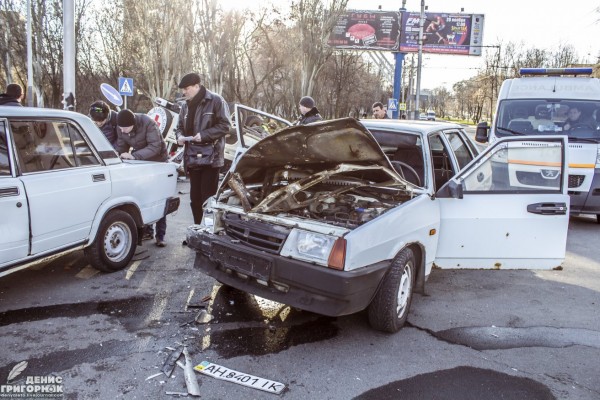 У Донецьку автомобіль Червоного хреста розбився вщент у ДТП (ФОТО)  - фото 4