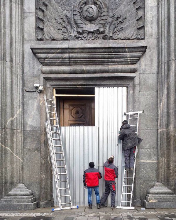 У Москві спалені двері ФСБ забили залізом - фото 1