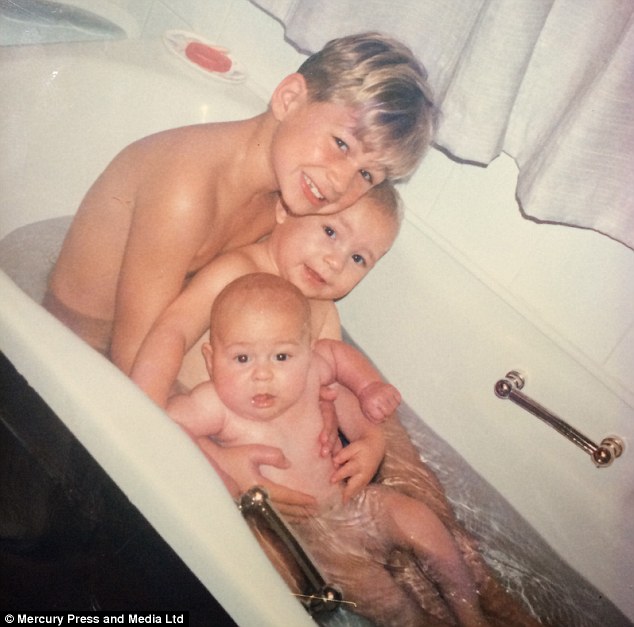 Брати, які відтворили архівне фото у ванні 20-річної давнини, підірвали мережу  - фото 1