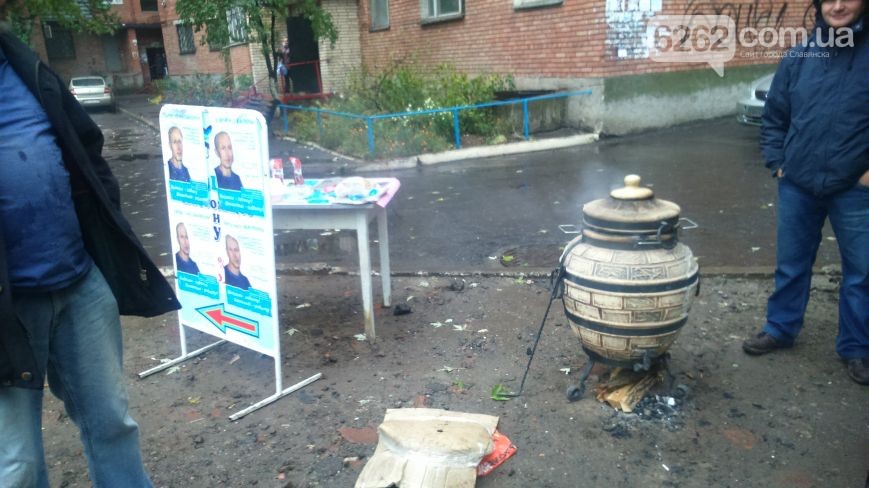 У Слов'янську кандидат підкуповував виборців смаженими курячими крильцями: фотофакт   - фото 1