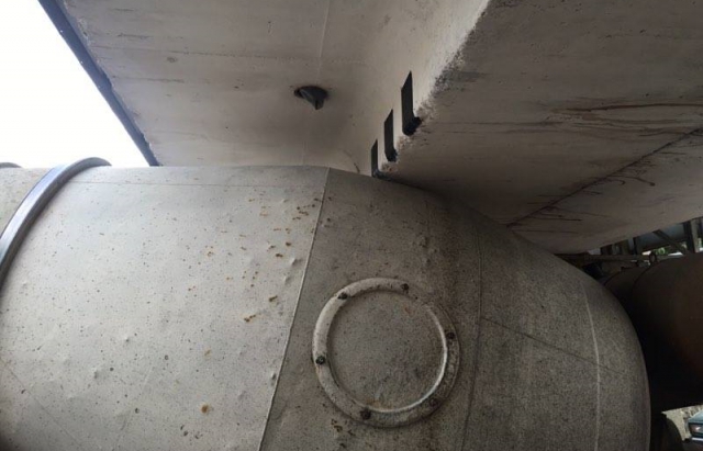 В Ужгороді водій бетономішалки "трошки" не розрахував і застряг під мостом - фото 1