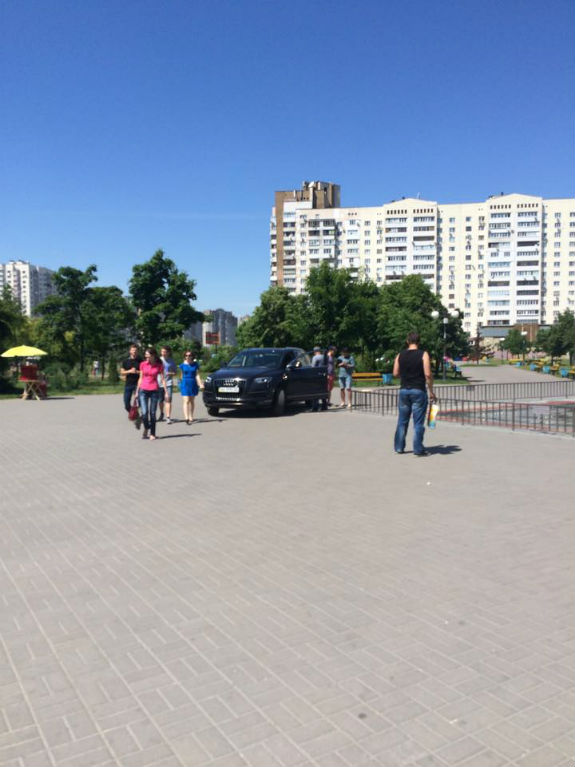 Київські автожлоби: водій позашляховика заїхав у парк відпочинку (ФОТОФАКТ) - фото 1