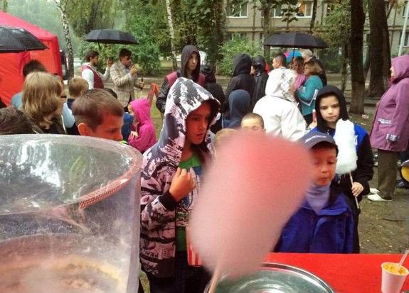 Скандальний забудовник Києва пішов до виборців з попкорном і солодкою ватою  - фото 2
