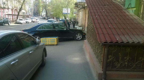 У Києві водій авто з номером "ВР" став переможцем конкурсу "Паркуюсь, як жлоб" - фото 1
