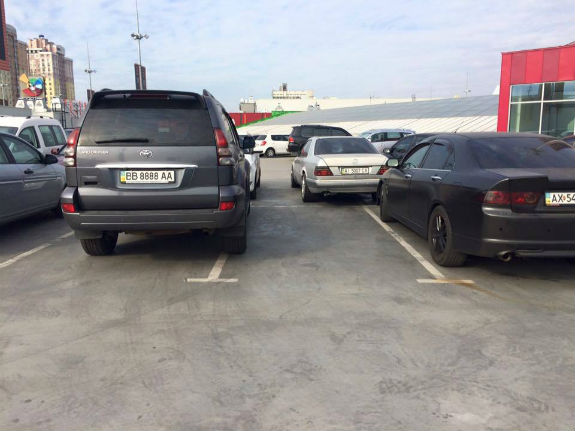 У Києві на парковці знайшлися одразу два водія-жлоба  - фото 1