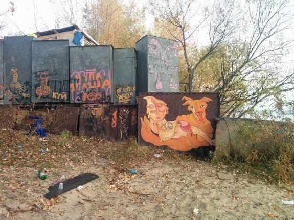 У Києві почали робити пародії на будинкові мурали  - фото 1
