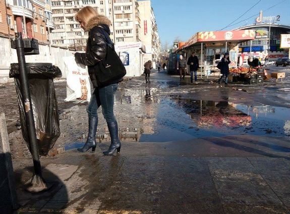 У Києві вихід зі станції метро перетворився на гігантську калюжу  - фото 2