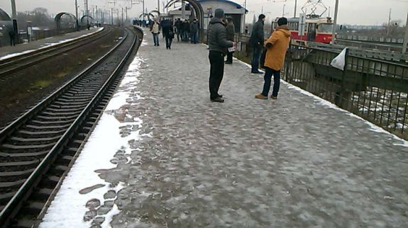 Пасажири міської електрички у Києві вимушені ногами місити снігову кашу  - фото 2