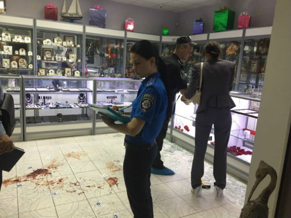 У Києві зі стрільбою пограбували ювелірний магазин - фото 1
