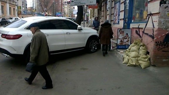 У Києві водій крутого джипу переміг у конкурсі "Паркуюсь, як мудак" - фото 2