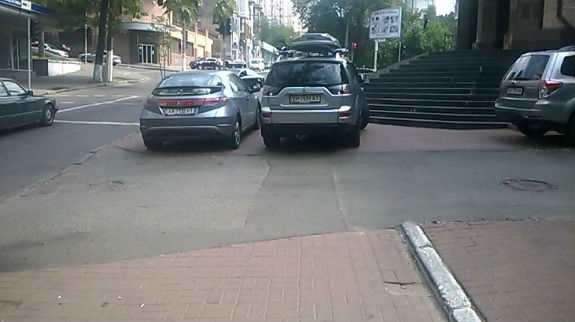 У Києві з`явилося одразу два герої рубрики "Паркуюсь, як дегенерат" (ФОТОФАКТ) - фото 1