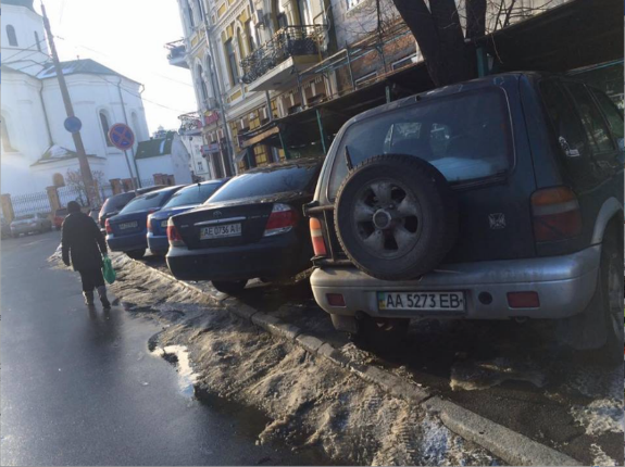 У Києві ціла група водії-жлобів витіснили пішоходів з тротуару - фото 1