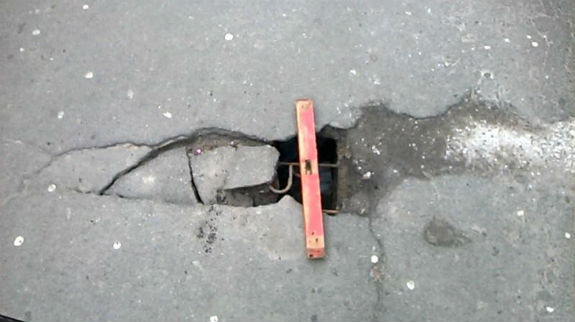 Комунальники Києва придумали, як вберегти пішоходів від провалу під землю  - фото 2