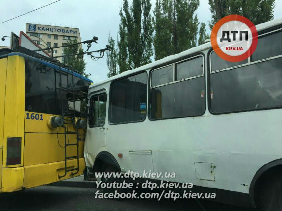 У Києві автобус з військовими врізався у тролейбус  - фото 1