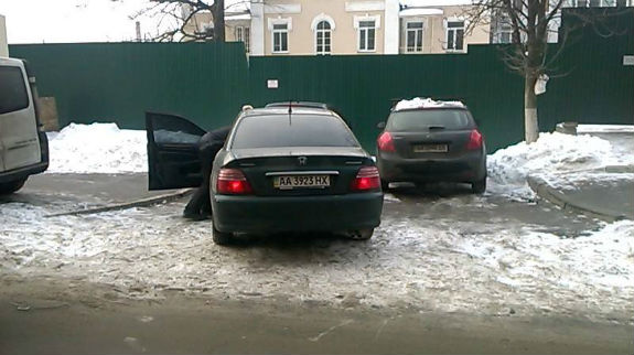 Біля столичного цирку водії влаштували парад "Паркуюсь, як дегенерат" - фото 3