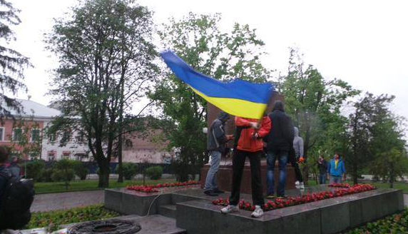 "Вічний вогонь" в Харкові став пам’ятником героям, які загинули за свободу України (ФОТОФАКТ) - фото 1