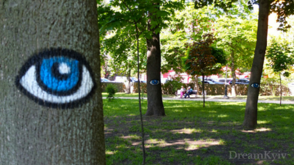 У столичному парку з'явились дерева з очима (ФОТО) - фото 1