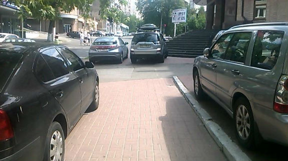 У Києві з`явилося одразу два герої рубрики "Паркуюсь, як дегенерат" (ФОТОФАКТ) - фото 2