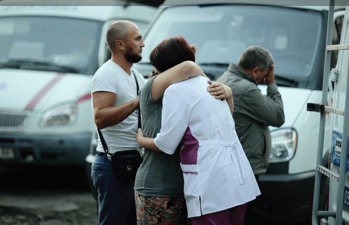 На місці розстрілу медиків в окупованому Симферополі чоловіки не втримують сліз (ФОТО) - фото 3