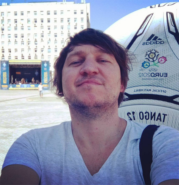 Учасник гурту С.К.А.Й. зробив селфі біля "Олімпійського" - фото 1