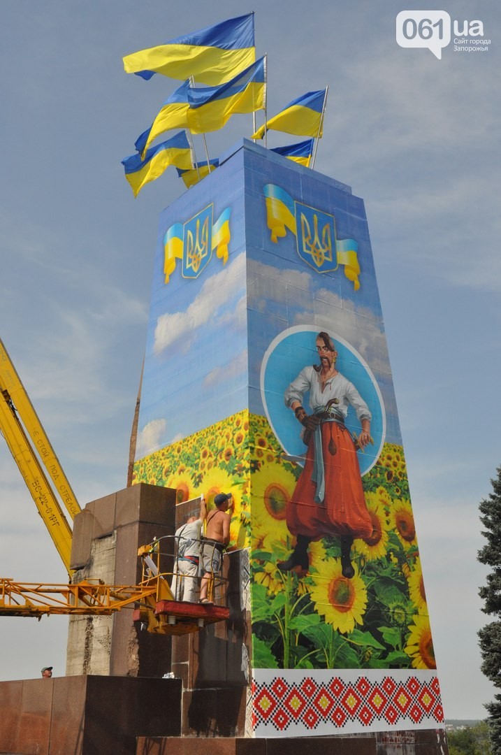 Невідомі самовільно прикрасили козаком постамент від Леніна, - мерія  - фото 2