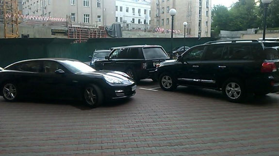 На засідання Київради депутати приїжджають на автомобілях за кілька мільйонів (ФОТО) - фото 3