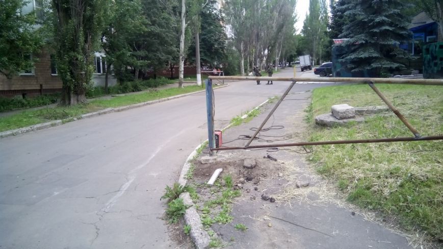 В окупованому Донецьку бойовики поставили блокпост у житловому дворі (ФОТО) - фото 2