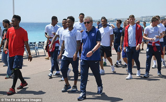Як футболісти збірної Англії гуляли узбережжям Ніцци перед матчем з Ісландією - фото 1