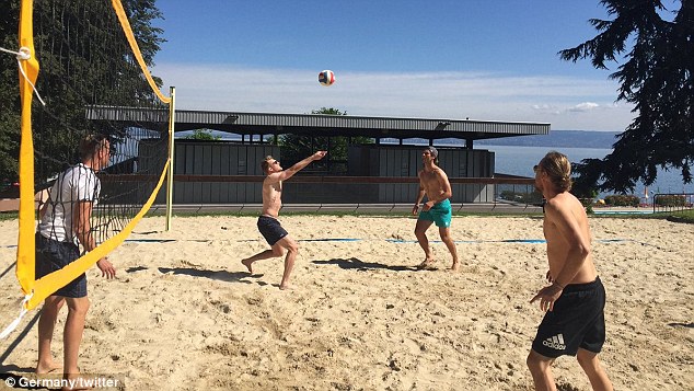 Як гравці збірної Німеччини грали пляжний волейбол перед Італією - фото 2