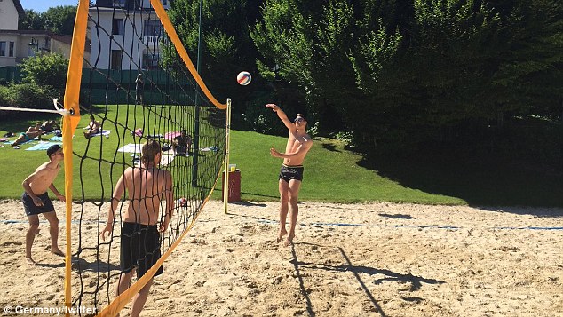 Як гравці збірної Німеччини грали пляжний волейбол перед Італією - фото 1