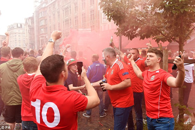 Як гуляють фанати збірних Уельсу та Бельгії в французькому Ліллі - фото 4