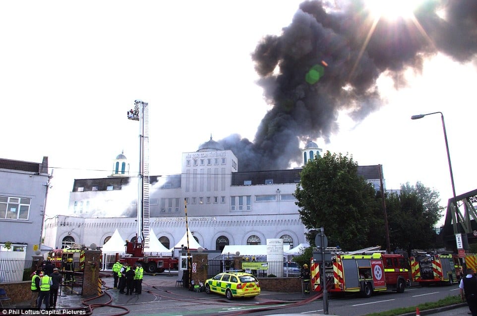 У Лондоні з невідомих причин спалахнула найбільша мечеть Західної Європи (ФОТО) - фото 2