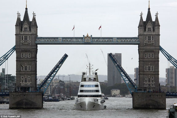  Російський мільярдер шокував британців своєю 119-метровою яхтою  - фото 1