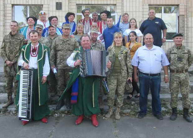 Запорізькі козаки з гостинцями й хором відвідали бойові позиції 37-го батальйону - фото 2