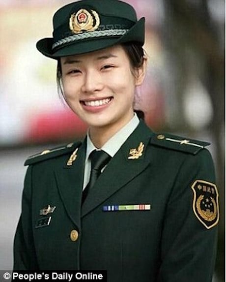 Соцмережі визнали китаянку Шу Синь найкрасивішим охоронцем в світі - фото 2