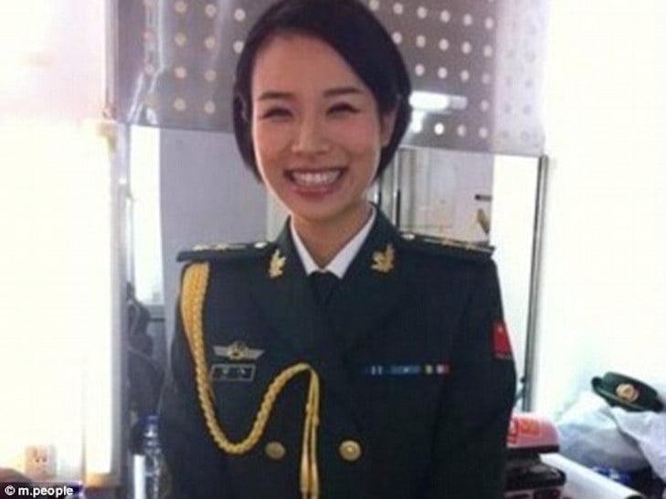 Соцмережі визнали китаянку Шу Синь найкрасивішим охоронцем в світі - фото 1