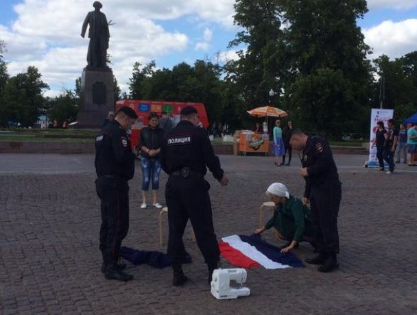 Московські поліцаї "запакували" в автозак активісток Pussy Riot, які шили прапор Росії (ФОТО) - фото 2