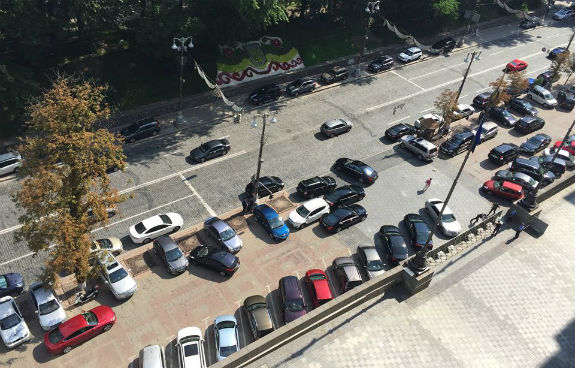 Патрульна поліція Києва інспектує парковки Верховної Ради та Кабміну - фото 1