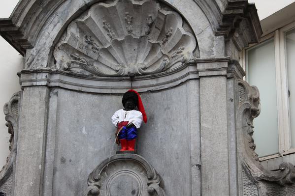 Пісяючого хлопчика у Брюсселі до Дня Незалежності України одягли у шаровари - фото 1