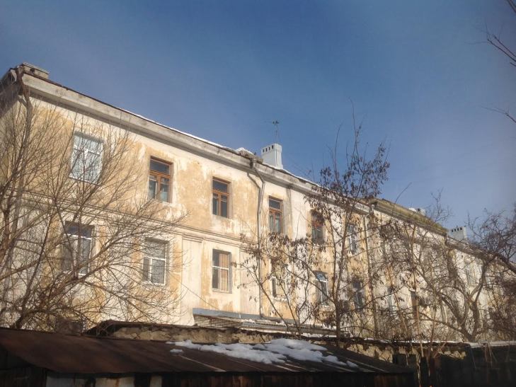 У Миколаєві ЖЕК "відфутболив" мешканців будинку, де обвалилась частина даху - фото 1