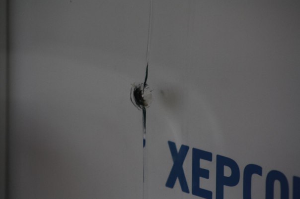 В Херсоні на виборчій дільниці помічено сліди від куль - фото 1
