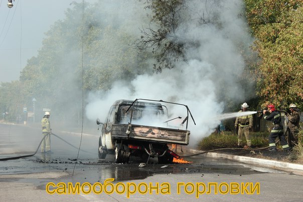 В окупованій Горлівці загорівся автомобіль з символікою "ДНР" (ФОТО, ВІДЕО) - фото 2