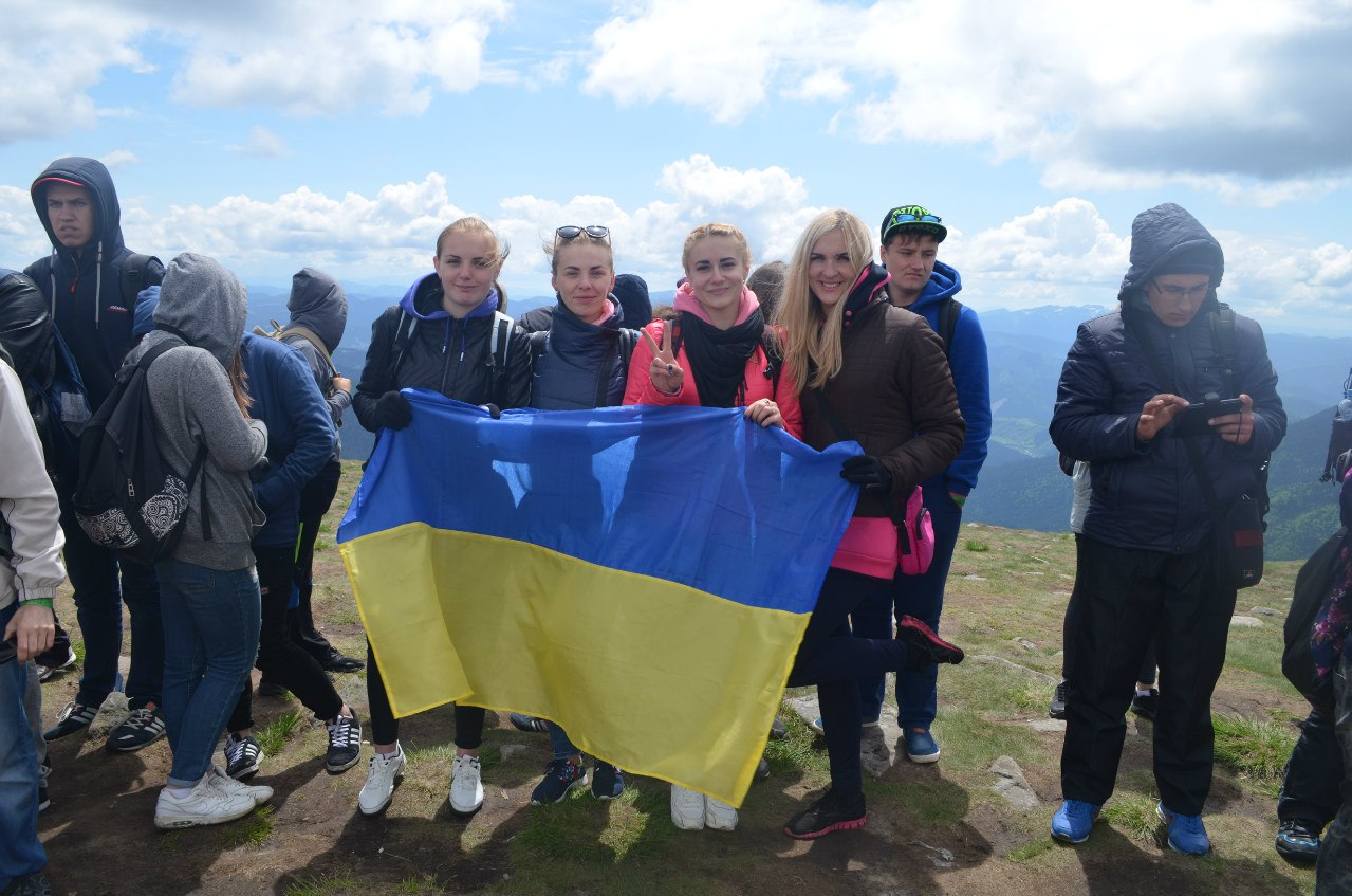 Вінничани встановили рекорд "Найбільший живий герб України на Говерлі" - фото 4