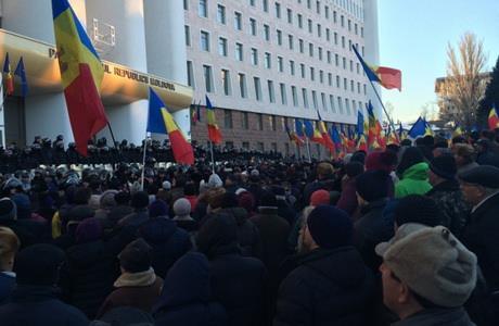 В Молдові мітингарі увірвалися до парламенту  - фото 2