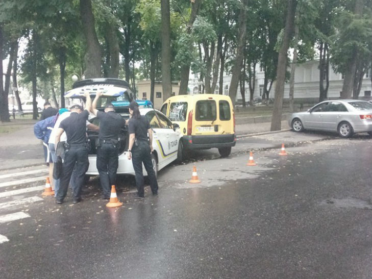 У Полтаві поліцейські протаранили іномарку - фото 1