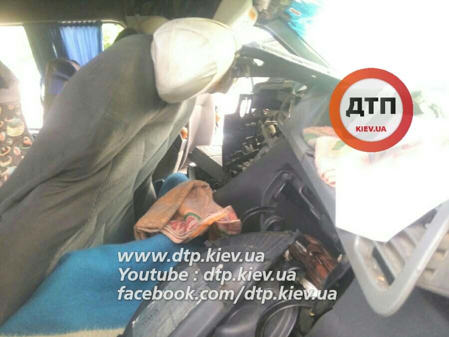 В Киеве маршрутка влетела в столб, девять пострадавших - фото 3